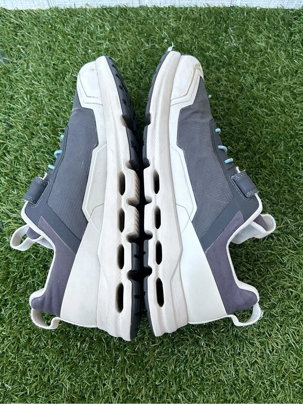 On Running Cloudhero Kids Waterproof Eclipse | Pearl size 2.5 preowned